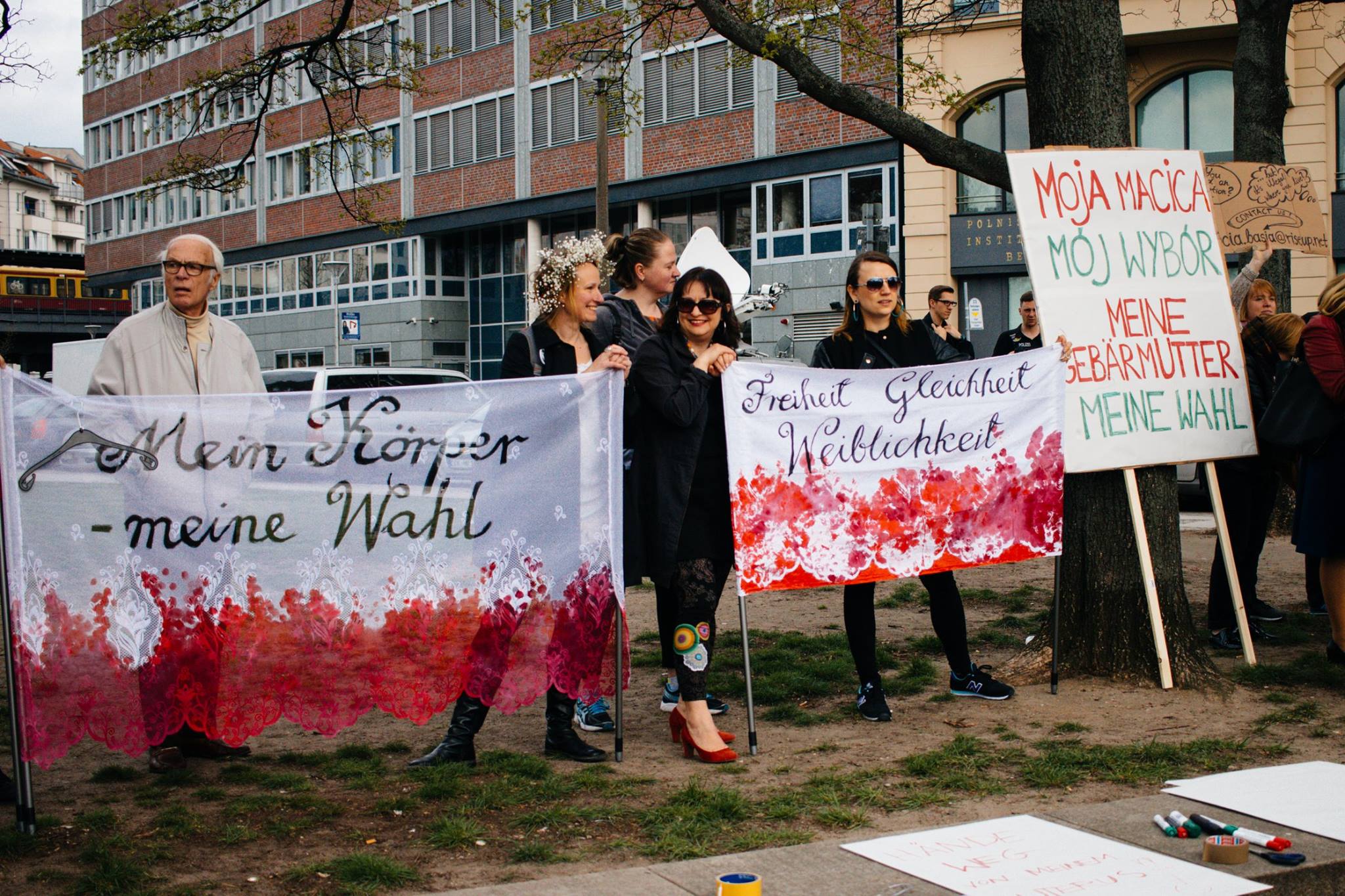 Transparenty wykonane na pierwszą demonstrację Dziewuch, Berlin, kwiecień 2016, Foto: Wojtek Drozdek